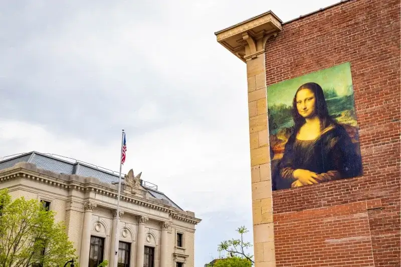 Straßen in Eau Claire mit Mona-Lisa-Postern an Gebäuden