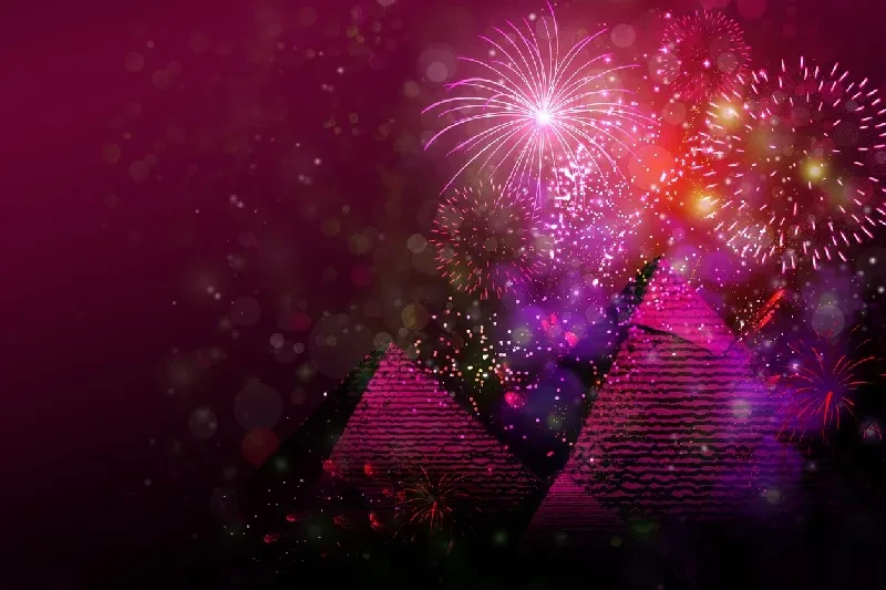 Feuerwerk über den Pyramiden von Gizeh in Ägypten