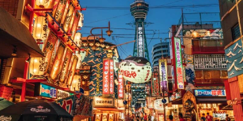 Torre di Osaka e vista delle insegne al neon del quartiere di Shinsekai