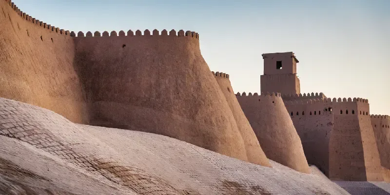 vista-de-las-murallas-y-la-torre-de-vigilancia-del-casco-historico-de-khiva-al-atardecer-uzbekistan