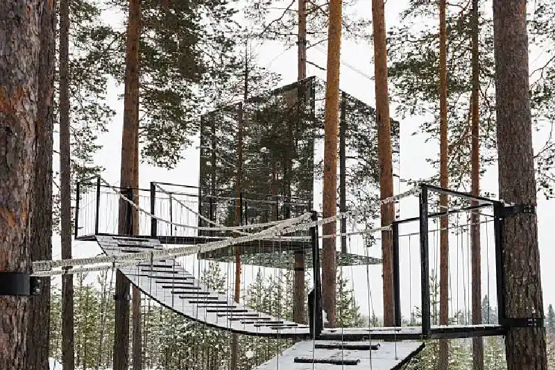 Einzigartiges Mirrorcube im Treehotel in Harads, Schweden, umgeben von ruhigem Wald und verschneiter Winterlandschaft