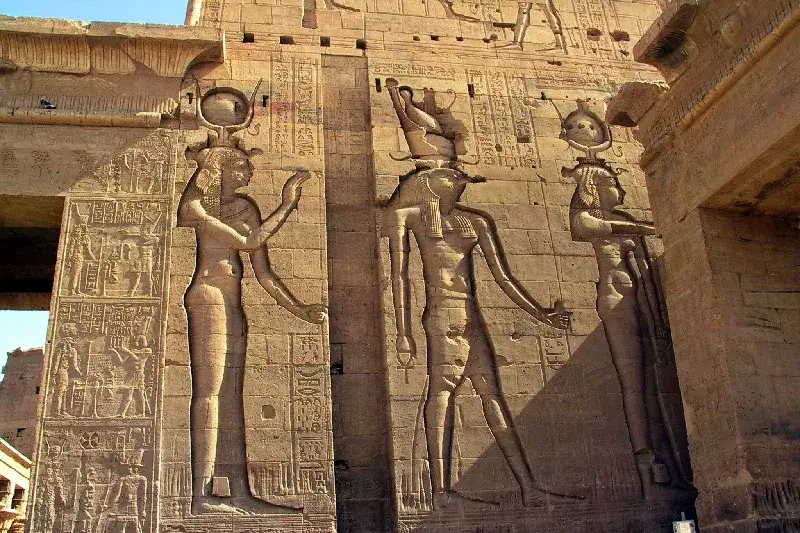 Ägypten Assuan. Hathor und Horus am Isis-Tempel auf der Insel Philae.