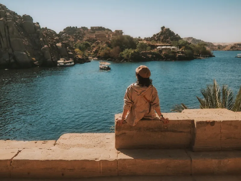 Mujer relajándose junto al río Nilo en Edfu