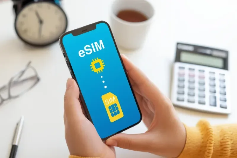 pantalla-de-smartphone-mostrando-el-simbolo-de-esim-representando-la-tecnologia-de-sim-integrada-para-la-conectividad-movil-moderna