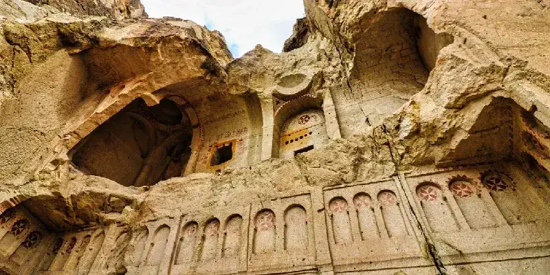 Iglesia excavada en la roca en Göreme