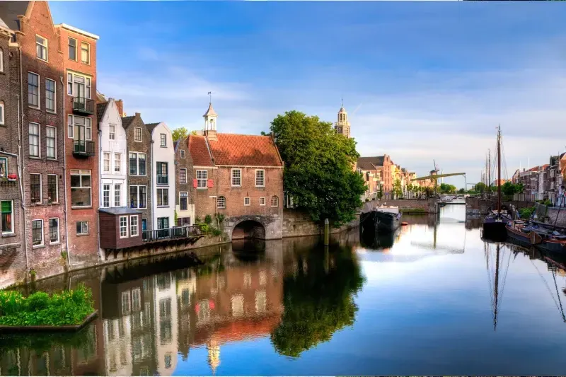 Delfshaven in Rotterdam mit historischen Gebäuden und Hafenansicht