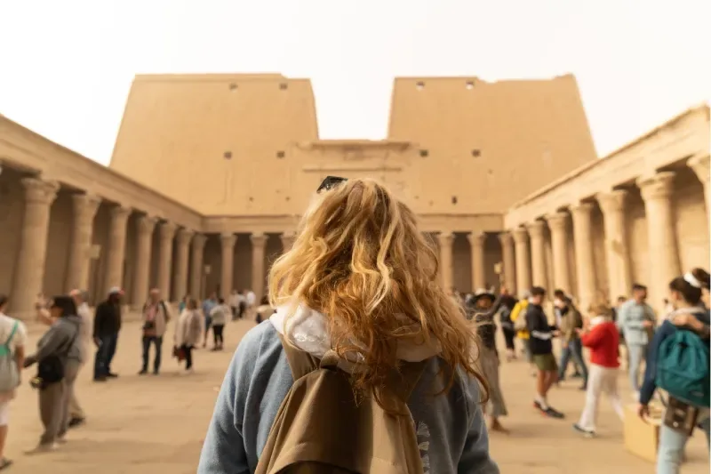 Una turista entra nel tempio di Horus a Edfu, in Egitto. Esna e Assuan in Egitto