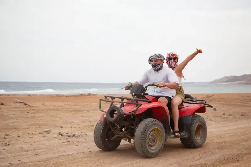Sharm El Sheikh, Egitto. Turisti in safari in quad nel deserto.