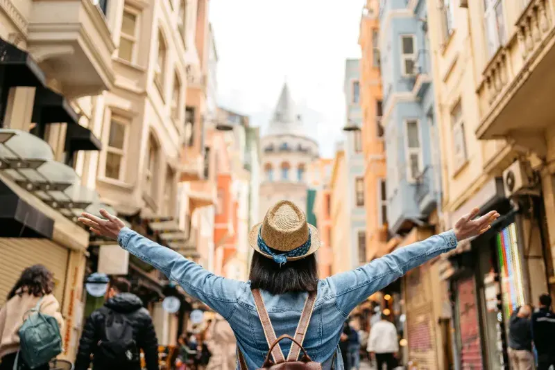 Joven disfrutando de la vista de la Torre de Gálata en Estambul.