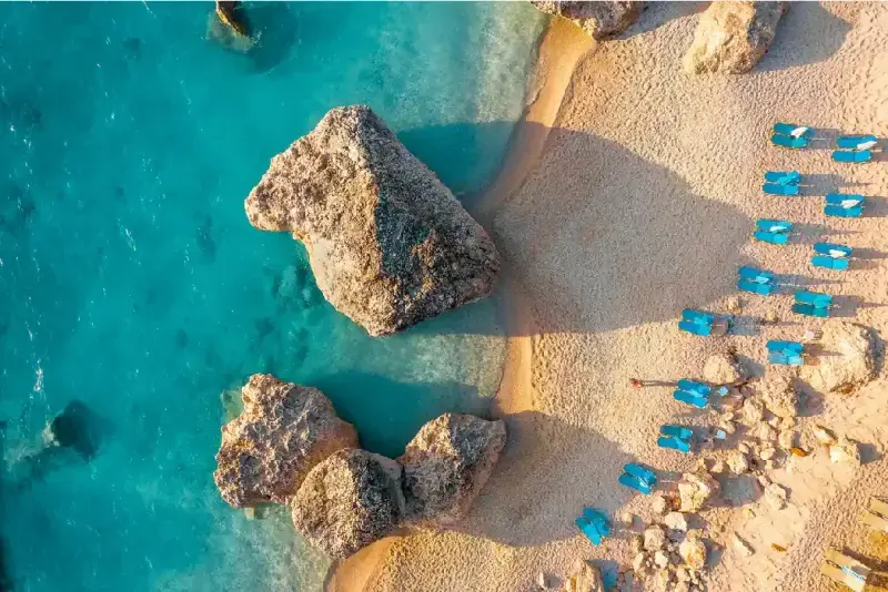 Vista aérea de tumbonas y playa en Grecia