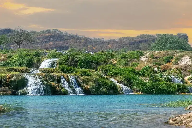 Spiaggia di Al Mughsail: Un Gioiello Nascosto sulla Costa dell'Oman