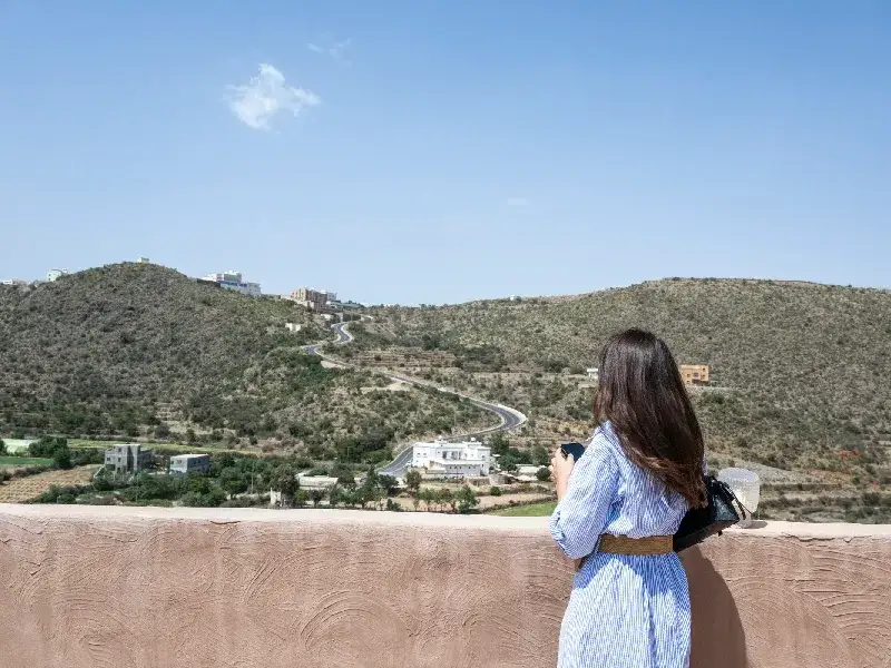 Viajar a Arabia Saudita siendo Mujer: Mitos y Verdades 2026