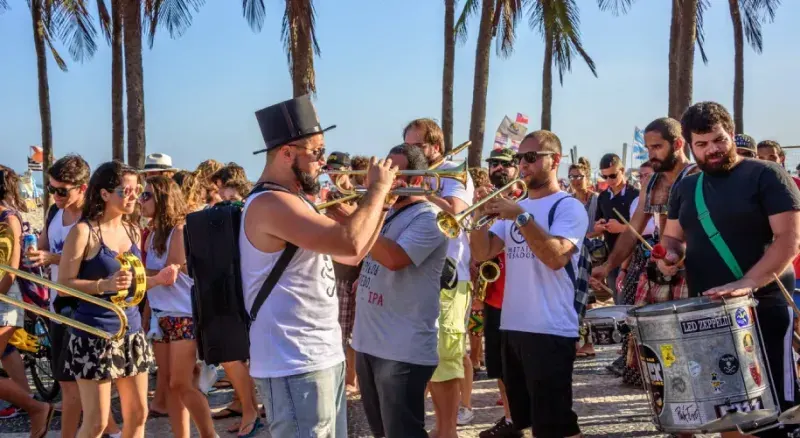 groupe musicale sur la plage