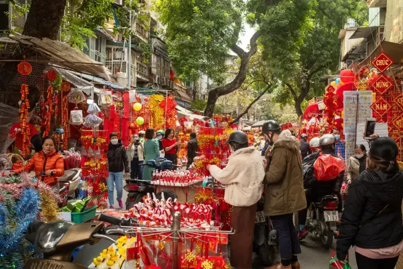 Concurrida calle Hang Ma de Hanói, Vietnam.