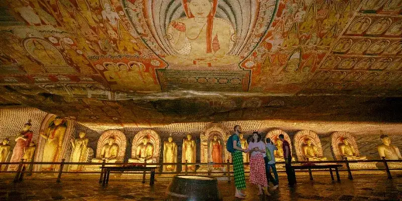 Vista histórica del colorido arte del techo en el templo de la cueva de Dambulla, Arte en la antigua cueva budista, Sri Lanka