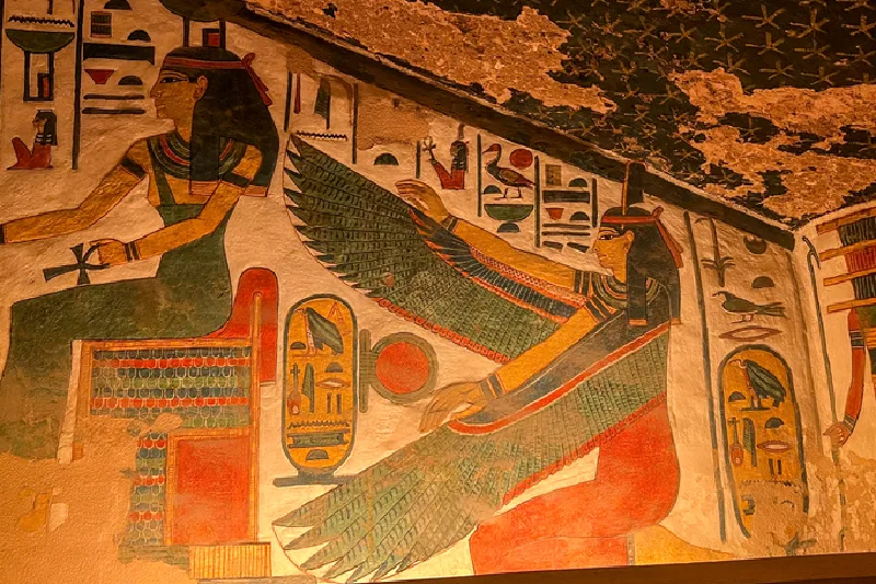 Vista en primer plano de las pinturas en la tumba de Nefertari, en el Valle de las Reinas, en Egipto.