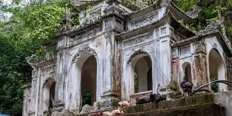 My Duc, Hanói, Vietnam, pabellón del templo en la zona de la Pagoda del Perfume.