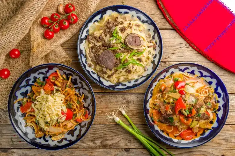beshbarmak-carne-caballo-sopa-lagman-lagman-frito-vista-superior-cocina-uzbeka