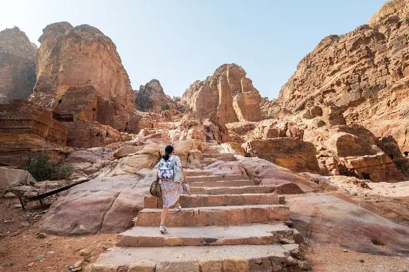 Weibliche Touristin in Petra berühmte archäologische Stätte in Jordaniens südwestlicher Wüste.