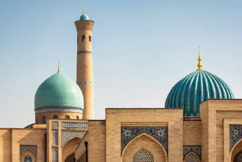 complejo-hazrat-imam-con-la-cupula-el-minarete-y-la-madrasa-barakhan-en-taskent-uzbekistan