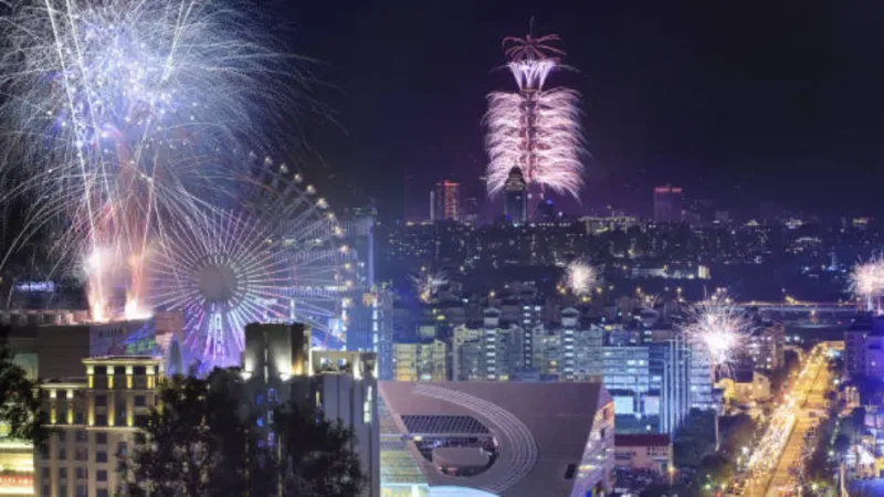 Atemberaubender Nachtblick auf Taipei mit beleuchteten Wolkenkratzern, darunter der ikonische Taipei 101, und ein lebendiges Stadtpanorama unter dunklem Himmel.