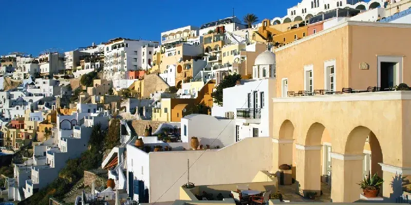 fira-en-la-isla-de-santorini-grecia-fira-es-la-ciudad-principal-de-santorini-y-tiene-muchas-casas-de-colores