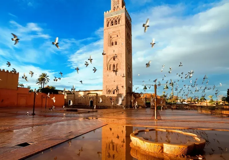 minarete-da-mesquita-koutoubia-com-pombos-voando