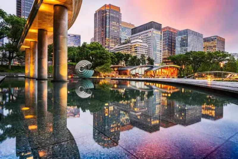 El parque Wadakura al atardecer. Chiyoda, Tokio, Japón.