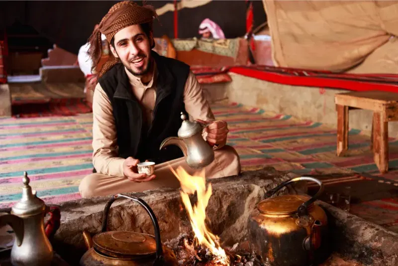 Beduino che prepara il tè in tenda a Wadi Rum