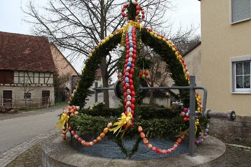 Osterbrunnen mit dekorierten Eiern / Festlich geschmückte Ostereier