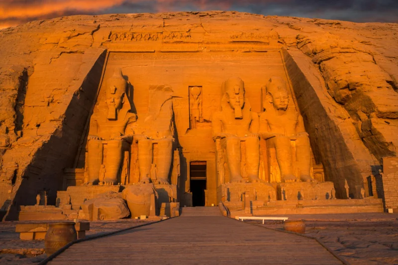 façade des colosses du temple d'Abou Simbel en Egypte
