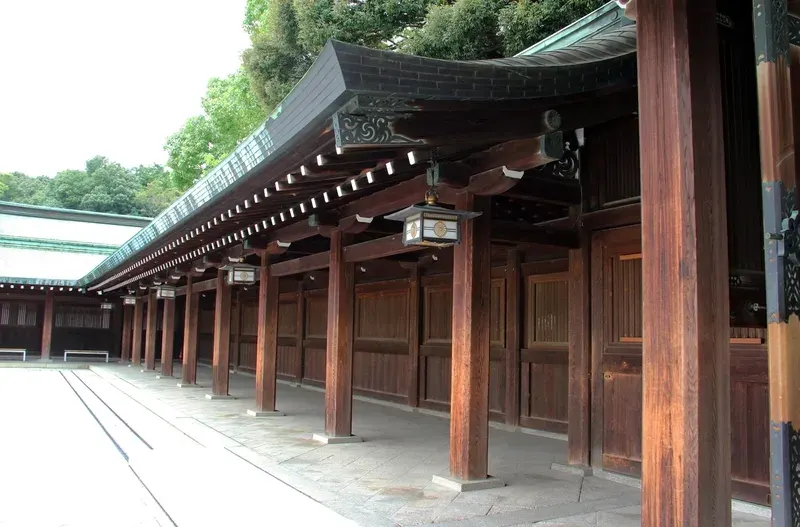corredor-de-madeira-do-santuario-meiji-com-pilares-escuros-e-lanternas-tradicionais
