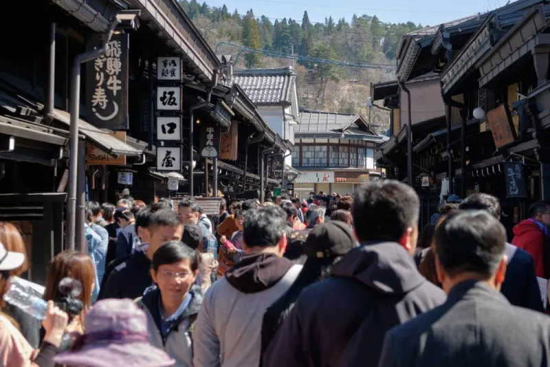 Le persone visitano la città vecchia di Takayama, Sanmachi Suji