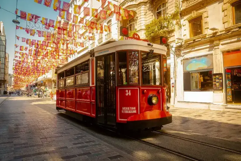 Icónico tranvía rojo en la calle Istiklal, en Estambul.