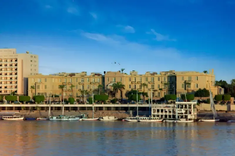 Panoramablick über den Nil auf das legendäre Winter Palace Hotel in Luxor, Oberägypten