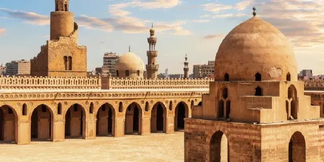 Façade et cour de la Mosquée Ibn Touloun au Caire en Égypte