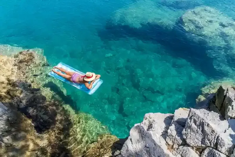 una donna al mare in turchia , spiagge in turchia