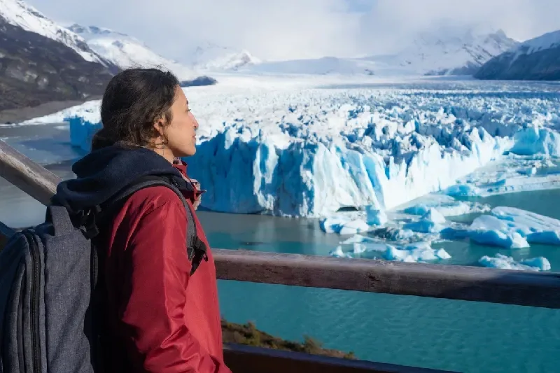 Frau, die auf den Perito Moreno-Gletscher blickt, Patagonien, Argentinien
