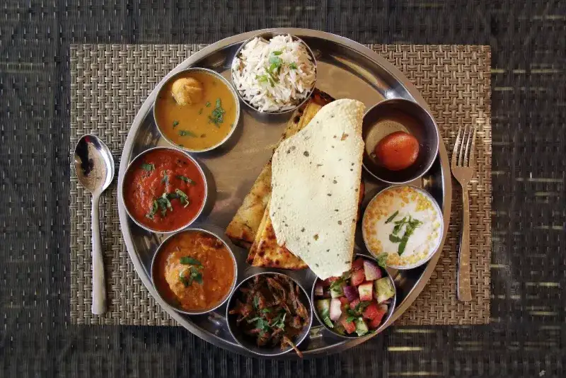 Comida típica india de Jaipur thali rajasthani
