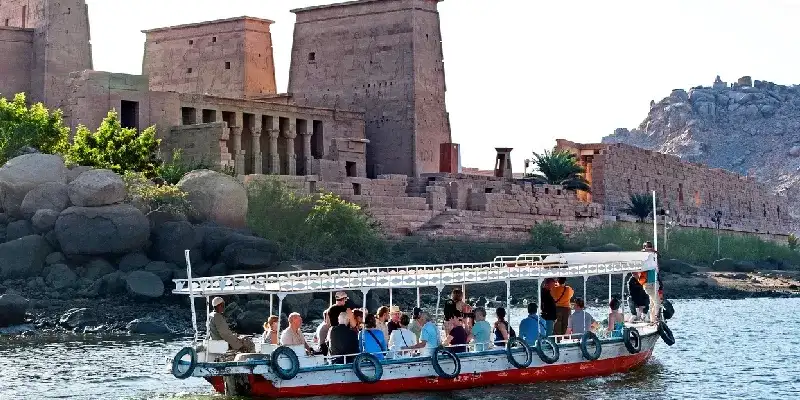 Barco turístico se acerca al Templo de Philae, Asuán,