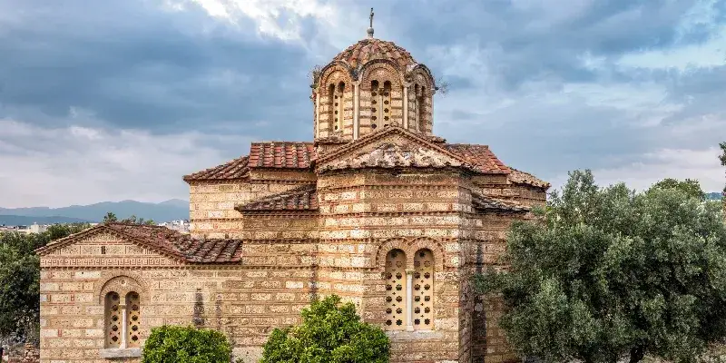 Iglesia de los Santos Apóstoles en el Foro Griego en Atenas, Grecia.