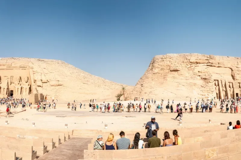 Multi Turisti nel Tempio di Abu Simbel e Nefertari