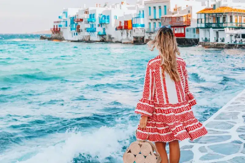 joven-turista-caminando-por-las-calles-de-la-isla-de-mykonos-grecia