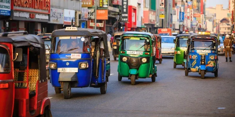 Tuk-tuk en las calles de Colombo, Sri Lanka.