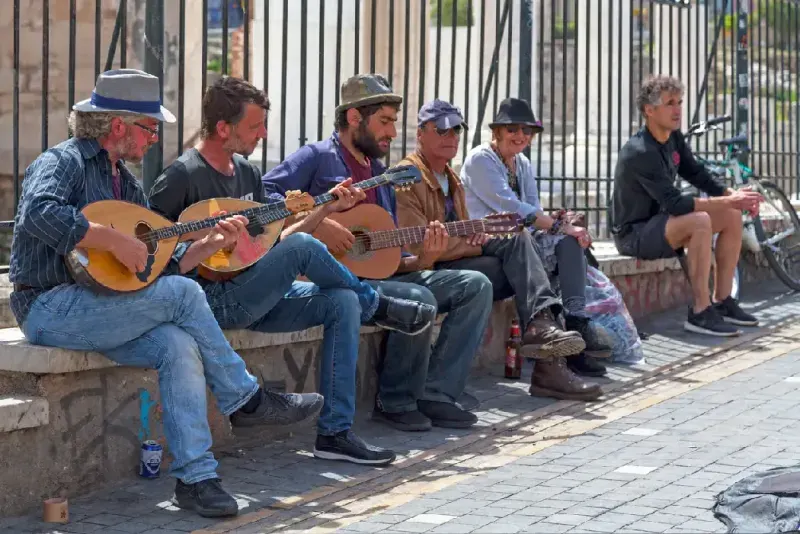 Músicos tocando bouzouki y guitarra