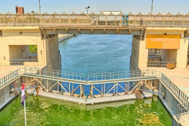 Dettaglio della chiusa di Esna sul Nilo che mostra il netto dislivello dell'acqua tra i due lati della paratoia durante il processo di livellamento