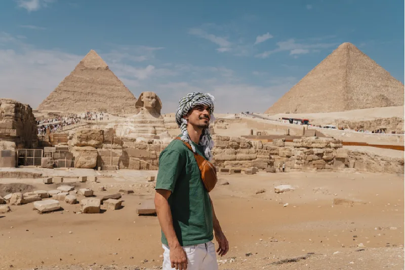 Un joven visita las pirámides de Guiza.