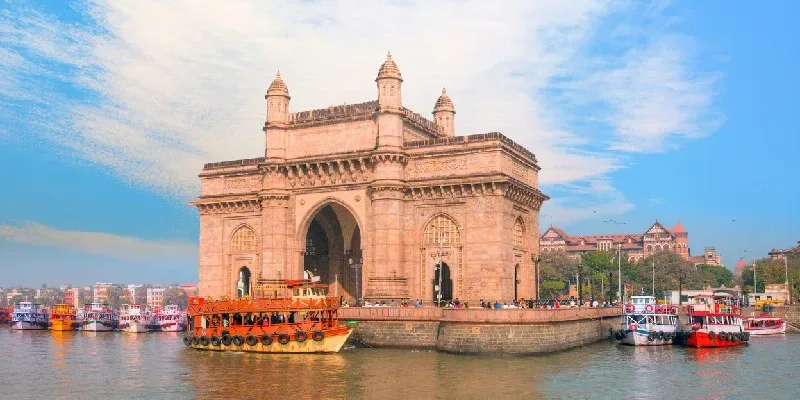 La Puerta de la India y los barcos vistos desde el puerto – Mumbai, India