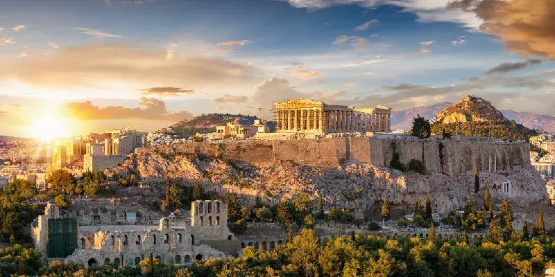 el-acropolis-de-atenas-grecia-con-el-templo-del-partenon-en-lo-alto-de-la-colina-durante-un-atardecer-de-verano