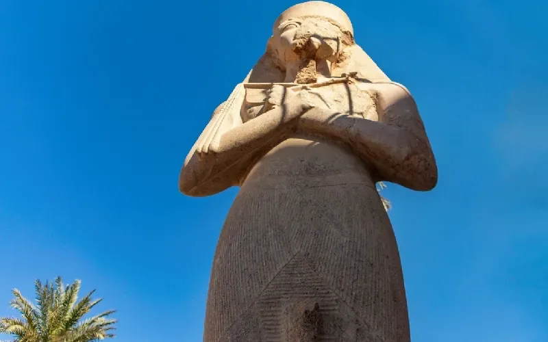Statue colossale à tête endommagée au temple de Karnak en Égypte